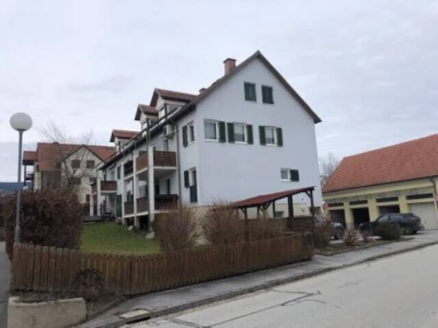Immobilie in Pöllau bei Hartberg - Dachgeschoss - Wohnung im 2. OG - im Zentrum von Pöllau - Naturpark Pöllauer Tal - Ruhe - Sonne - Aussicht! - Bild 1