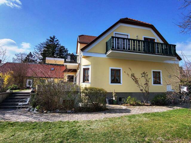 Immobilie in Bad Vöslau - 300m² WOHNFLÄCHE IN SOLIDEM ZENTRUMSNAHEN MEHRFAMILIENHAUS IN BAD VÖSLAU - Bild 0