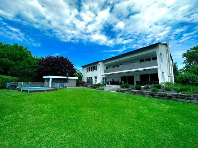 Immobilie in Wolfern - Architektenhaus inmitten eines wunderschönen Gartens, mit Wellness- und Wohlfühloase und Doppelgarage - Bild 1