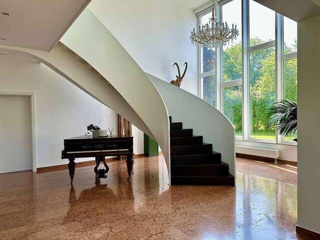 Immobilie in Wolfern - Architektenhaus inmitten eines wunderschönen Gartens, mit Wellness- und Wohlfühloase und Doppelgarage - Bild 4