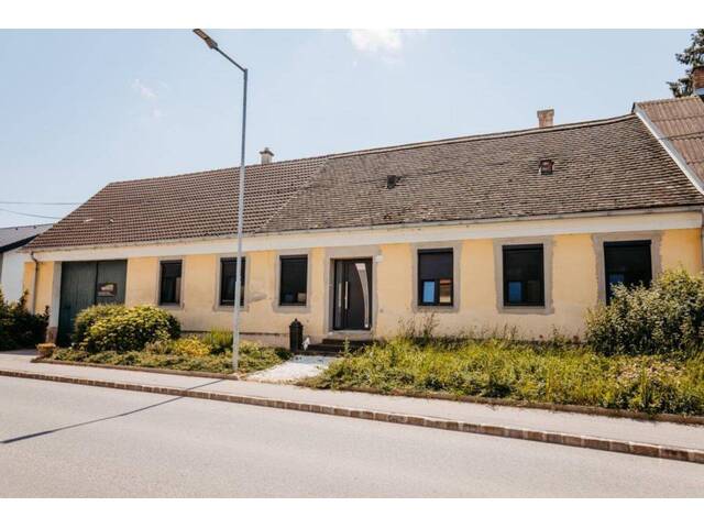 Immobilie in Ladendorf - Landhaus mit Potential im Ortsverband - Bild 1