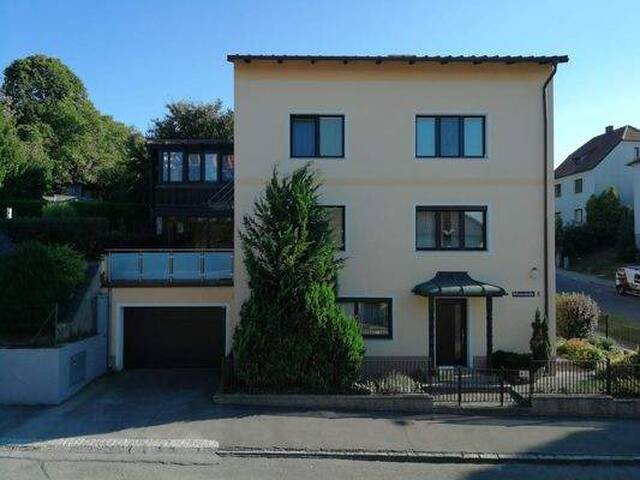 Immobilie in Hollabrunn - Ihr privates Wohnparadies - Stilvolles Zuhause mit Pool, Balkon, Doppelgarage & 2 Wintergärten! - Bild 0