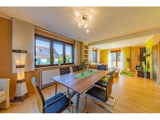 Immobilie in Hollabrunn - Ihr privates Wohnparadies - Stilvolles Zuhause mit Pool, Balkon, Doppelgarage & 2 Wintergärten! - Bild 2