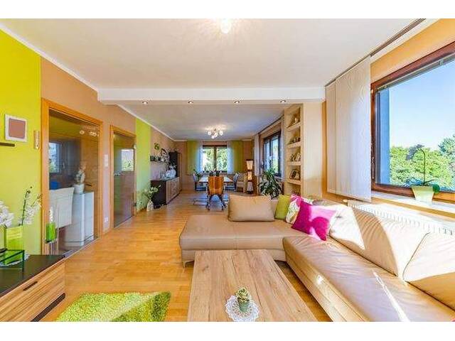 Immobilie in Hollabrunn - Ihr privates Wohnparadies - Stilvolles Zuhause mit Pool, Balkon, Doppelgarage & 2 Wintergärten! - Bild 3