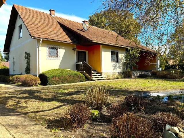 Immobilie in Bad Radkersburg - Renovierungsbedürftiges 120m² Einfamilienhaus mit Terrasse, Ferienappartement, zwei Garagen und Garten - Bild 0