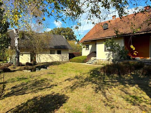Immobilie in Bad Radkersburg - Renovierungsbedürftiges 120m² Einfamilienhaus mit Terrasse, Ferienappartement, zwei Garagen und Garten - Bild 1