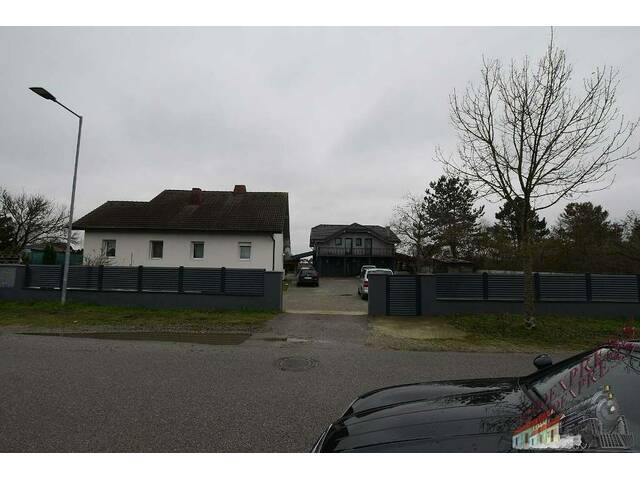 Immobilie in Gänserndorf - Großfamilienhit - 2 Einfamilienhäuser auf einem großen Grundstück - Bild 0