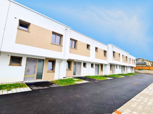 Immobilie in Sooß - Familientraum in Massivbauweise – Modernes Reihenhaus mit Garten - inkl. PV ANLAGE - Bild 0