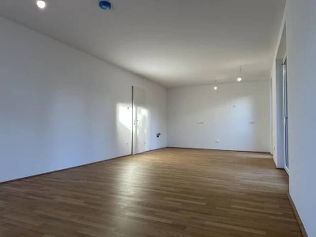Immobilie in Ebreichsdorf - NEUE 4 ZIMMERWOHNUNG MIT GROßZÜGIGER TERRASSE & GARTEN - Bild 2