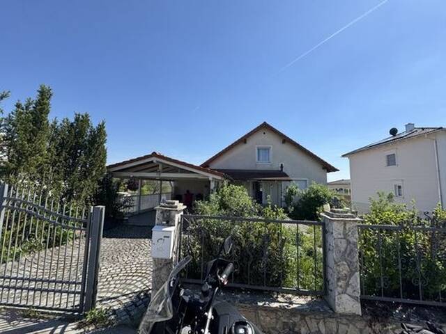 Immobilie in Leobendorf - Außergewöhnliches Einfamilienhaus mit zwei Wohneinheiten, Garten und Gästehaus - am Ortsrand im Grünen und dennoch stadtnah - Bild 0