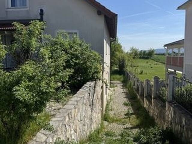 Immobilie in Leobendorf - Außergewöhnliches Einfamilienhaus mit zwei Wohneinheiten, Garten und Gästehaus - am Ortsrand im Grünen und dennoch stadtnah - Bild 3