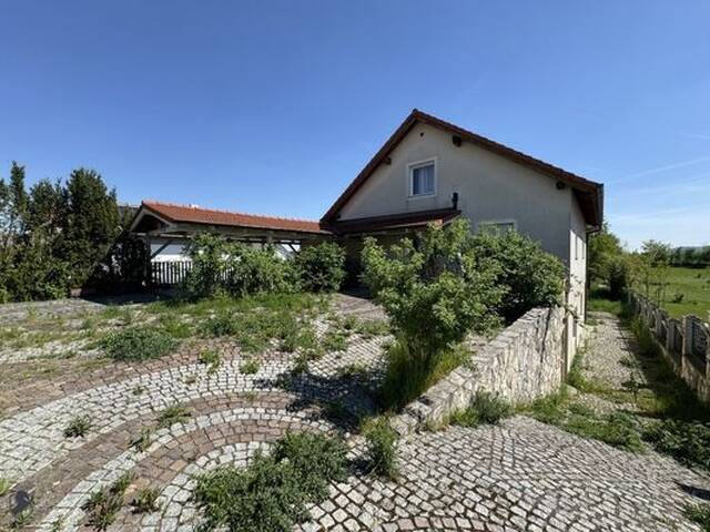 Immobilie in Leobendorf - Außergewöhnliches Einfamilienhaus mit zwei Wohneinheiten, Garten und Gästehaus - am Ortsrand im Grünen und dennoch stadtnah - Bild 4