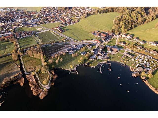 Immobilie in Obertrum am See - Seedomizil in Bestlage am Obertrumer See: Großzügige Erstbezugs-Terrassenwohnung mit eigenem Badehaus und Steg! - Bild 0