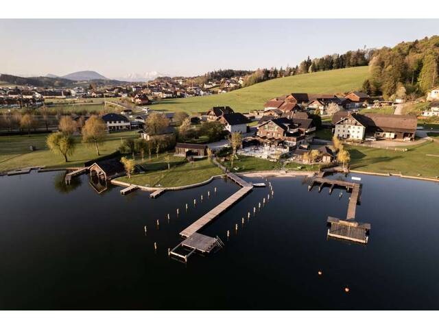 Immobilie in Obertrum am See - Seedomizil in Bestlage am Obertrumer See: Großzügige Erstbezugs-Terrassenwohnung mit eigenem Badehaus und Steg! - Bild 1