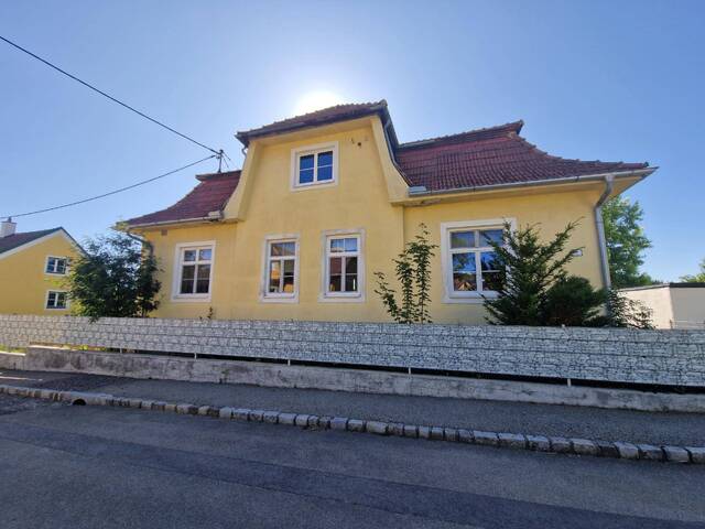 Immobilie in Maissau - SANIERUNGSBEDÜRFTIGES, CHARMANTES LANDHAUS MIT TRAUMHAFTEM GARTEN IN ALLERBESTER, RUHIGER WOHN-, RUHE- UND ZENTRUMSLAGE VON MAISSAU - Bild 0