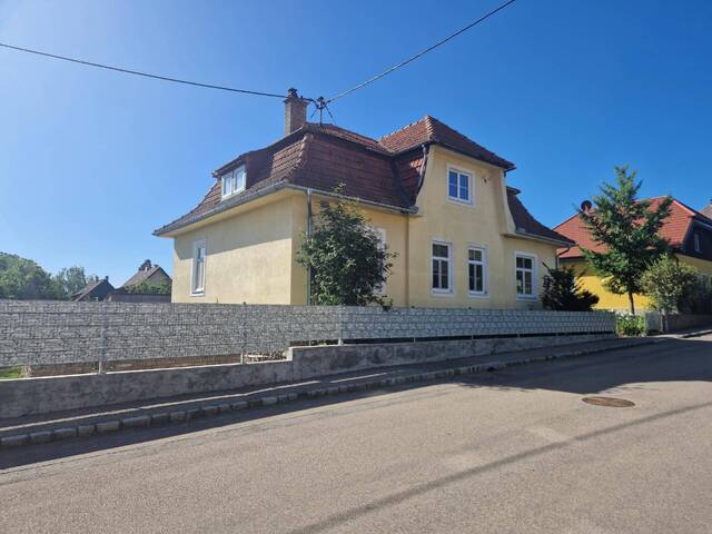 Immobilie in Maissau - SANIERUNGSBEDÜRFTIGES, CHARMANTES LANDHAUS MIT TRAUMHAFTEM GARTEN IN ALLERBESTER, RUHIGER WOHN-, RUHE- UND ZENTRUMSLAGE VON MAISSAU - Bild 1