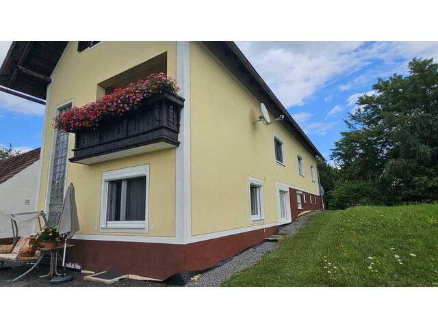 Immobilie in Kapfenstein - ** Geschmackvolles Zweifamilienwohnhaus - ca. 1,9ha LW-Fläche mit Wald ** unvergleichbarer Panoramablick auf Schloss Kapfenstein und das steirische Hügelland ** - Bild 1