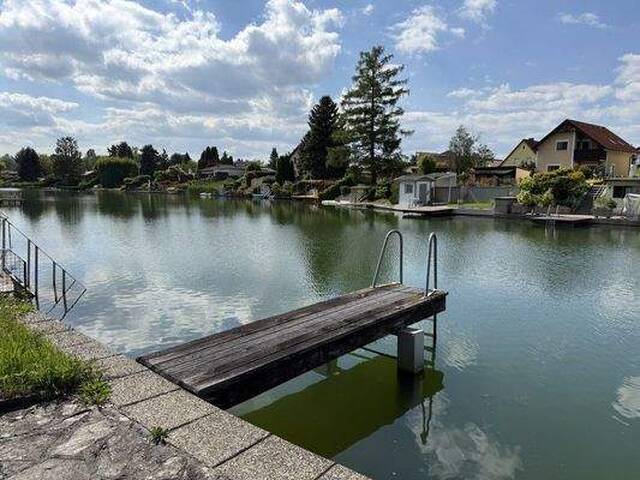 Immobilie in Steinbrunn - UFERPARZELLE - Traumhaftes Ferienhaus am Ladislaus See in Steinbrunn - Direkt am Wasser mit privatem Uferzugang & Zusatzgrundstück - Bild 0
