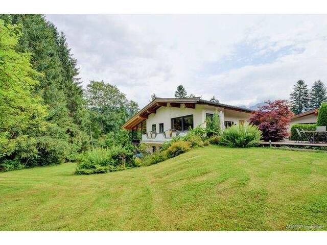 Immobilie in Söll - Tolle Aussicht ohne Einsicht: Großzügiges Tiroler Landhaus auf 9.000 m² am Wilden Kaiser - Bild 1