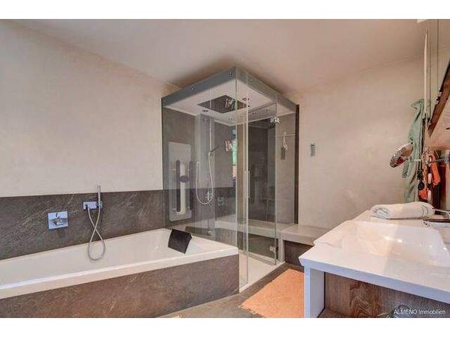 Immobilie in Söll - Tolle Aussicht ohne Einsicht: Großzügiges Tiroler Landhaus auf 9.000 m² am Wilden Kaiser - Bild 2