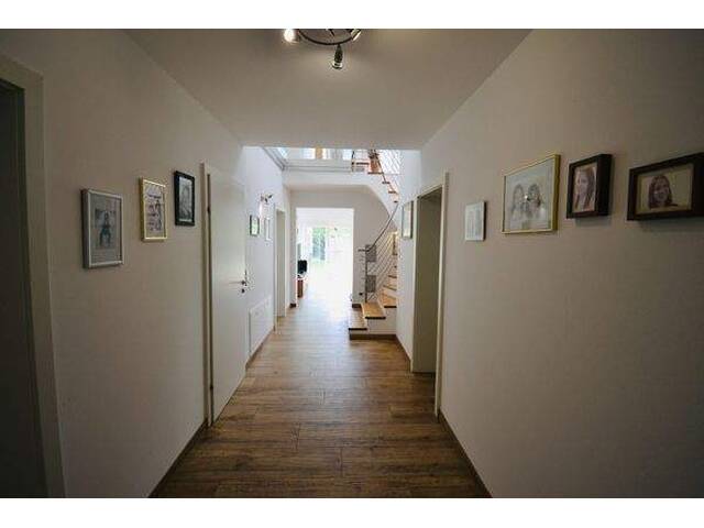 Immobilie in Fernitz - Exklusives Einfamilienhaus mit Galerie, Garten & Nebengebäuden - Ruheoase im Grünen bei Reitanlage - Bild 3