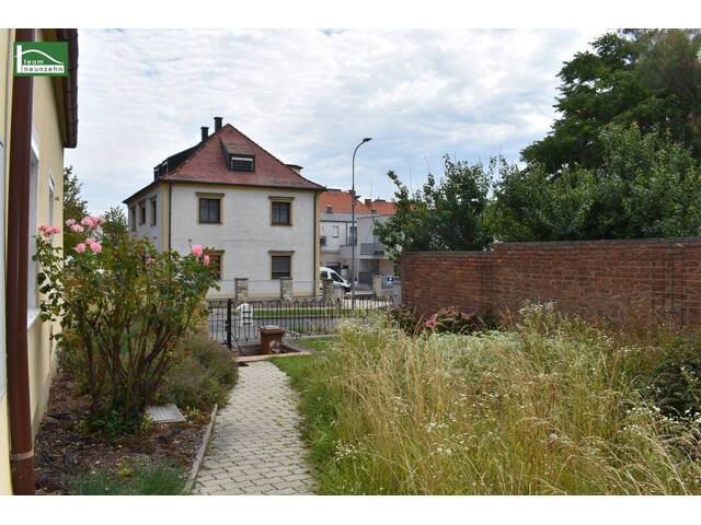 Immobilie in Eisenstadt - Ihr Traumhaus in Eisenstadt: Gepflegtes Einfamilienhaus mit Garten und Garage - JETZT ANFRAGEN - Bild 1