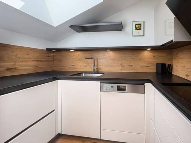 Immobilie in Oberndorf in Tirol - Moderne Dachgeschosswohnung in Waldnähe mit Balkon (06432) - Bild 1