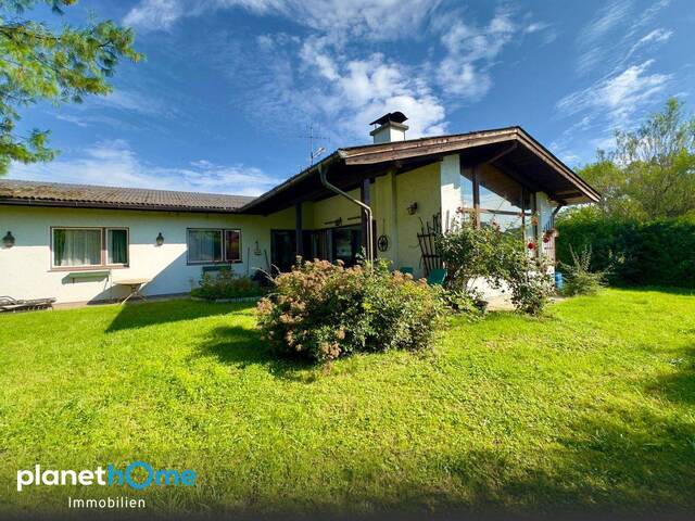 Immobilie in Seewalchen am Attersee - Bungalow mit zwei Wohneinheiten auf rund 1.800 m² großem Grundstück in Ruhelage - Bild 1