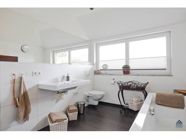 Immobilie in Zell am Moos - Sonne und See erleben: geräumige 3-Zimmer-Dachgeschoß-Wohnung in Zell am Moos - Bild 4