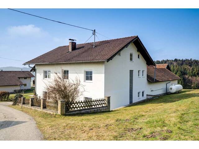 Immobilie in Maria Schmolln - Teilsaniertes ländliches Anwesen mit 2 Wohneinheiten in Traumlage / Garagen / Nebengebäude / Grünland. - Bild 1