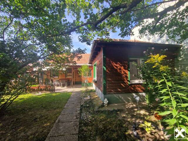 Immobilie in Hippersdorf - LIEBEVOLLES LANDHAUS FÜR ZWEI PERSONEN IN GRÜNLAGE MIT GESCHLOSSENEM, ABSOLUT UNEINSEHBAREM INNENHOF UND HERRLICHEM GARTEN SAMT GRILLPLATZ UND NEBENGEBÄUDEN - Bild 0