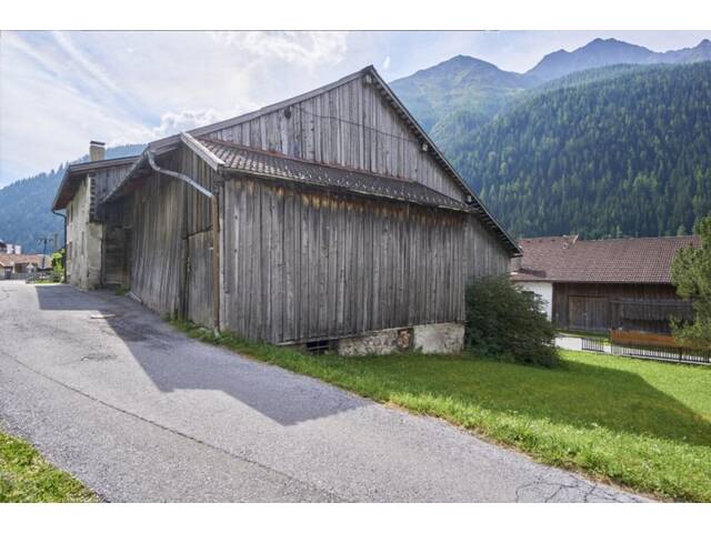 Immobilie in Schnann - Rarität: Historischer Einhof in Schnann – Denkmalgeschütztes Ensemble aus dem 18. Jahrhundert - Bild 2