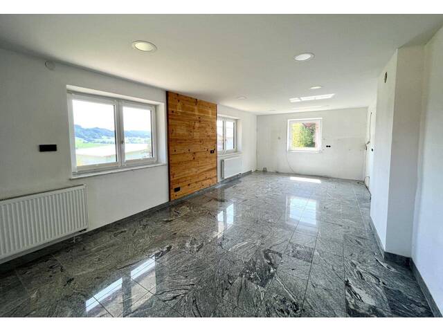 Immobilie in Oberhofen am Irrsee - Wohnen am Irrsee - Teilsaniertes Einfamilienhaus mit Seeblick - Bild 2