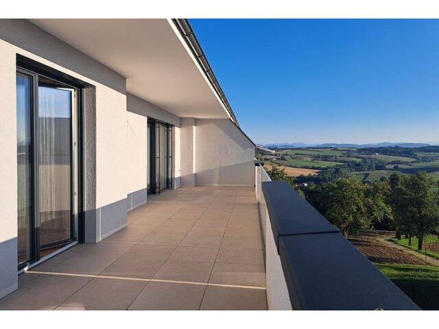 Immobilie in Strengberg - Ein Zuhause der besonderen Art - modern, exklusiv und außergewöhnlich! Dieser einmalige Wohntraum bietet ein komfortables Zuhause inkl. Gartenfeeling auf der großzügigen Dachterrasse mit Weitblick. - Bild 3