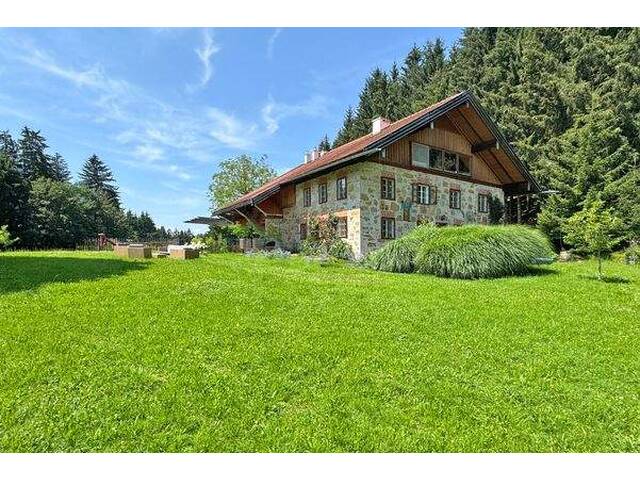 Immobilie in Neumarkt am Wallersee - Modern & charmant! Bauernhaus in absoluter Alleinlage - Nähe Wallersee! - Bild 1