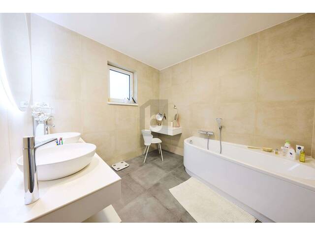 Immobilie in Hundsheim - KLARE LINIEN - ELEGANTE AUSSTATTUNG - GARTEN MIT TERRASSE - Bild 4