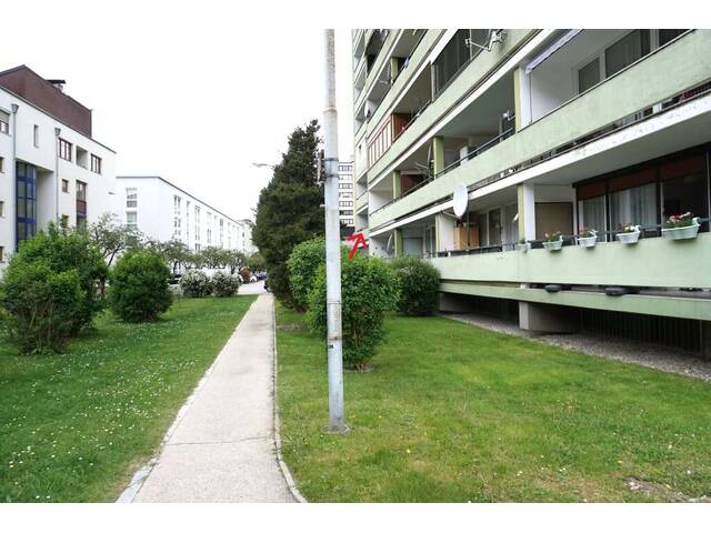 Immobilie in Schwaz - SCHWAZ: Großzügige 4-Zimmer-Wohnung mit Loggia und Balkon - Bild 0