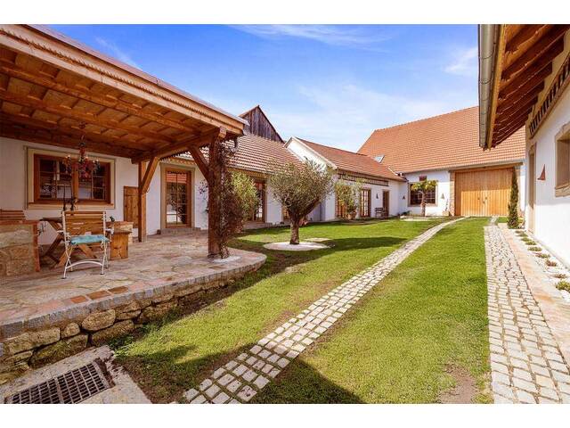 Immobilie in Glaubendorf - Einmalige Gelegenheit! Renovierter, historischer Vierkanthof -nur 40 Minuten von Wien im Weinviertel - Bild 0