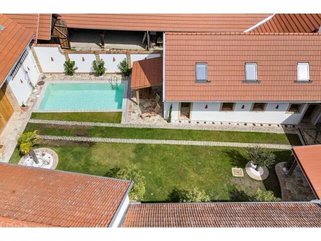 Immobilie in Glaubendorf - Einmalige Gelegenheit! Renovierter, historischer Vierkanthof -nur 40 Minuten von Wien im Weinviertel - Bild 1