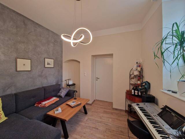 Immobilie in Großweikersdorf - FREUNDLICHE ERDGESCHOSSWOHNUNG IM ZENTRUM VON GROßWEIKERSDORF MIT PARKPLATZ - Bild 1
