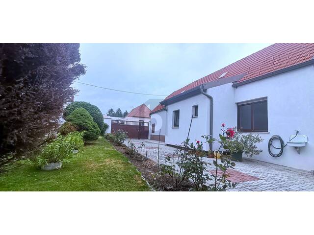 Immobilie in Breitenbrunn am Neusiedler See - TRADITIONELLES STRECKHAUS MIT UNEINSICHTIGEM GARTEN UND ZWEI GARAGEN - Bild 0