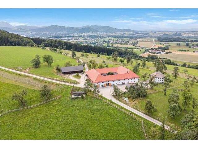 Immobilie in Gschwandt - FÜR PFERDE-LIEBHABER! Traditioneller Vierkanthof mit 6 Boxen - Bild 0