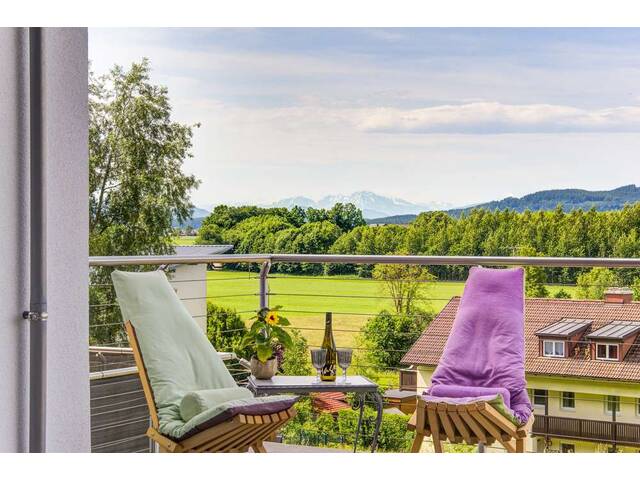 Immobilie in Friedburg - Zauberhafte 2-Zimmer Wohnung mit herrlichem Ausblick - Garten - Carport - Stellplatz. - Bild 1