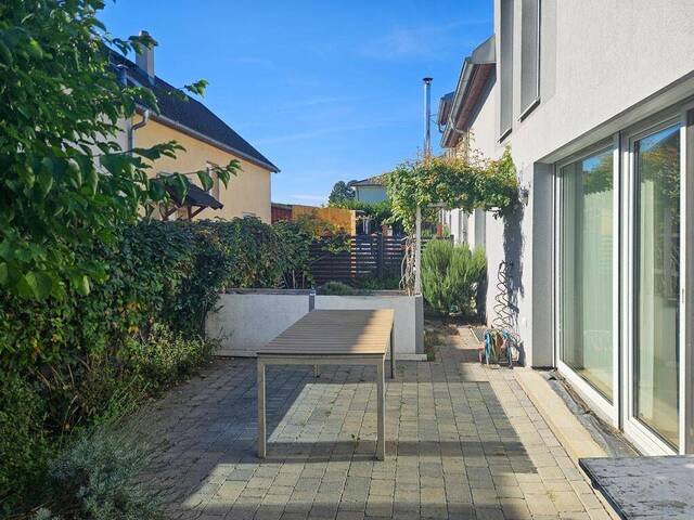 Immobilie in Schwechat - Charmante Doppelhaushälfte mit Garten und Terrasse in ruhiger Siedlungslage - Bild 1
