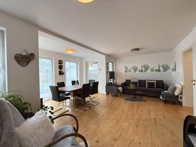 Immobilie in Seekirchen am Wallersee - Wohnen mit Aussicht – Exklusive Doppelhaushälfte in Seekirchen mit traumhaftem Garten & Panoramablick - Bild 1