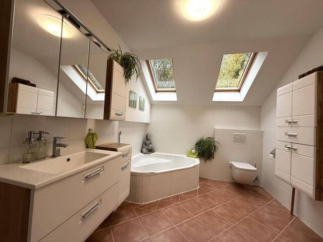 Immobilie in Seekirchen am Wallersee - Wohnen mit Aussicht – Exklusive Doppelhaushälfte in Seekirchen mit traumhaftem Garten & Panoramablick - Bild 3