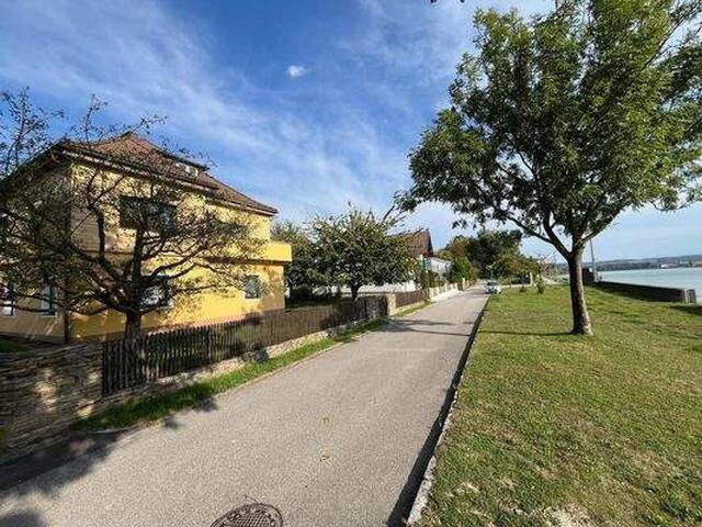 Immobilie in Persenbeug - NEUER PREIS! Idyllisches Haus mit 2 Wohneinheiten in einzigartiger Lage an der Donau Persenbeug Zentrum - möchte aus dem Dornröschenschlaf geweckt wer - Bild 0