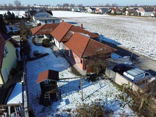 Immobilie in Ansfelden - Leistbarer Traum-Bungalow mit Kachelofen überdachter Terrasse, Gartenoase, Wohnkeller und Doppelgarage im Laahfeld /Ansfelden - Bild 0