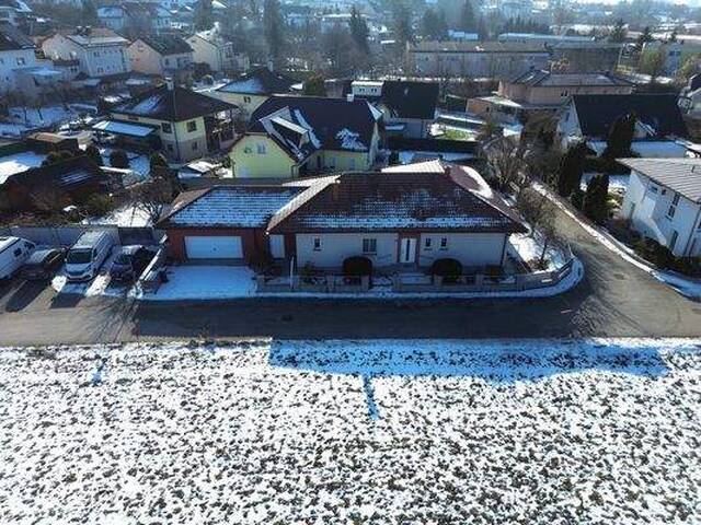 Immobilie in Ansfelden - Leistbarer Traum-Bungalow mit Kachelofen überdachter Terrasse, Gartenoase, Wohnkeller und Doppelgarage im Laahfeld /Ansfelden - Bild 1