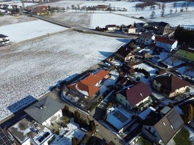 Immobilie in Ansfelden - Leistbarer Traum-Bungalow mit Kachelofen überdachter Terrasse, Gartenoase, Wohnkeller und Doppelgarage im Laahfeld /Ansfelden - Bild 2
